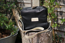 Load image into Gallery viewer, Medium leather shoulder bag